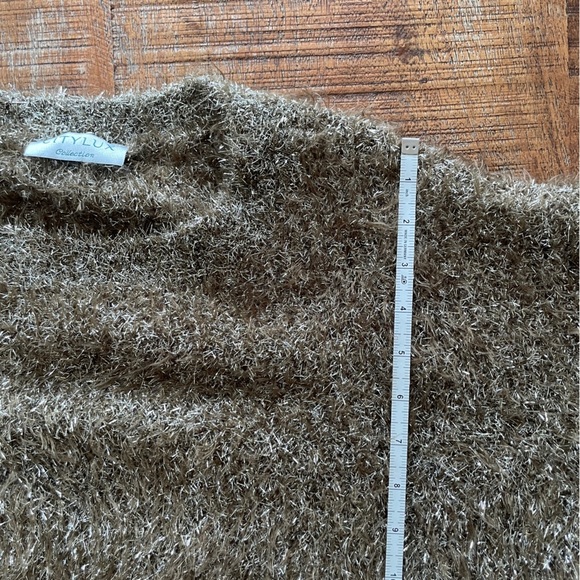 Citylux Collection Sparkly Gold Tinsel Pullover Sweater - Picture 12 of 16